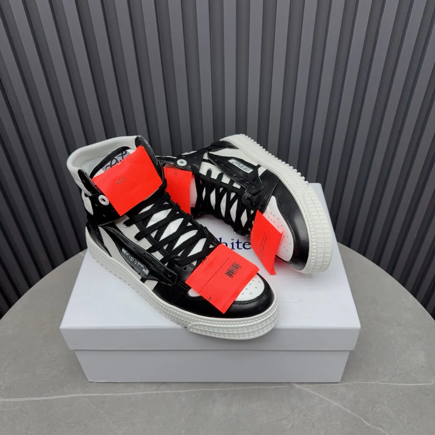 [OFF WHITE] P: 740💰Couple model👫, Size: Female 35-40. Male 39-44 (45.46 customized) High-quality version👊 "Out of office" series original molding, original lasting, production process 1:1 original ➰OFF GRAY WHITE OW ➰ First-layer cowhide, imported skin-friendly and environmentally friendly polyester mesh, original molding, high elasticity and environmentally friendly molding pad Made with the original lasting process. The original molded rubber outsole (never yellows and deforms) has a super correct shape, bright color and strong three-dimensional effect👍. Packaging💯Full set of packaging synchronized with the official website (branded paper, certificate of quality, branded cloth bag)